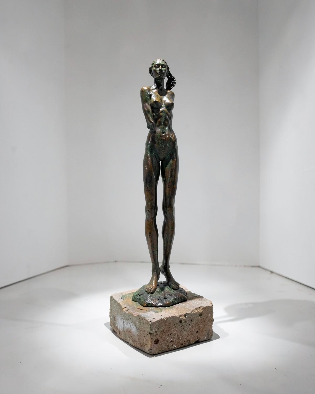 Figura in bronzo su basamento in pietra